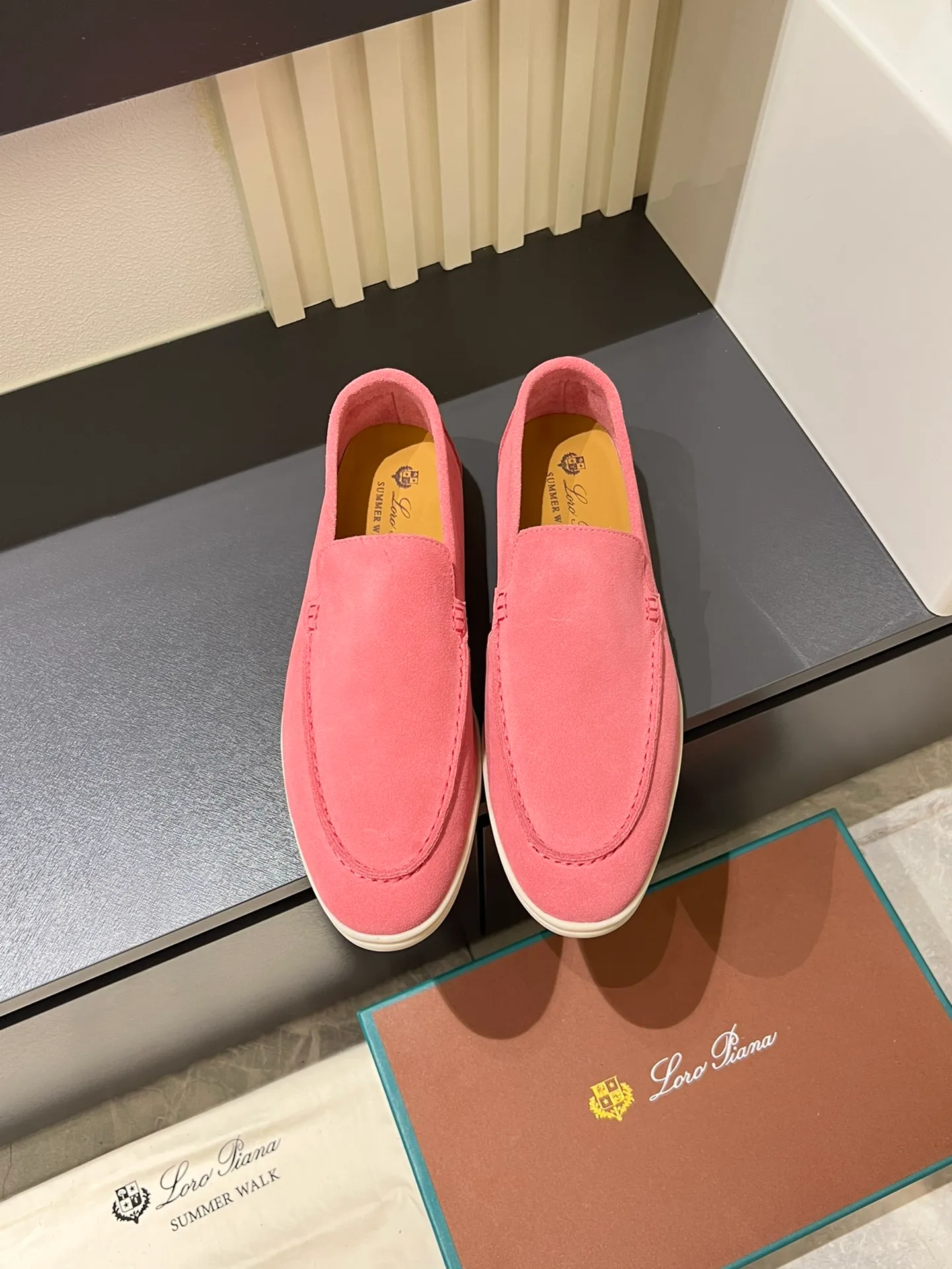 Men's shoes 💰p360 "Loro men's shoes 💰pian'*" Classic L men's shoes for couples 💰p Top version British flat loafers, a must-have item in old money style, the minimalist design is eye-catching and durable, a plus point for dressing The soft foot feel and texture are outstanding. They don’t scratch your feet and are very nice. They are matched with soft and waxy soles. They can be worn daily for a long time without getting tired. They are easy to wear, versatile and classic items, with perfect foot feel and texture! Imported cashmere fabric, the lining is made of imported A-grade water-dyed cow lining, the top version of the genuine leather midsole is sewn with pure handmade mark thread! Size: Female 35-40 (34. Customized) Male 38-44 (45.46. Customized)